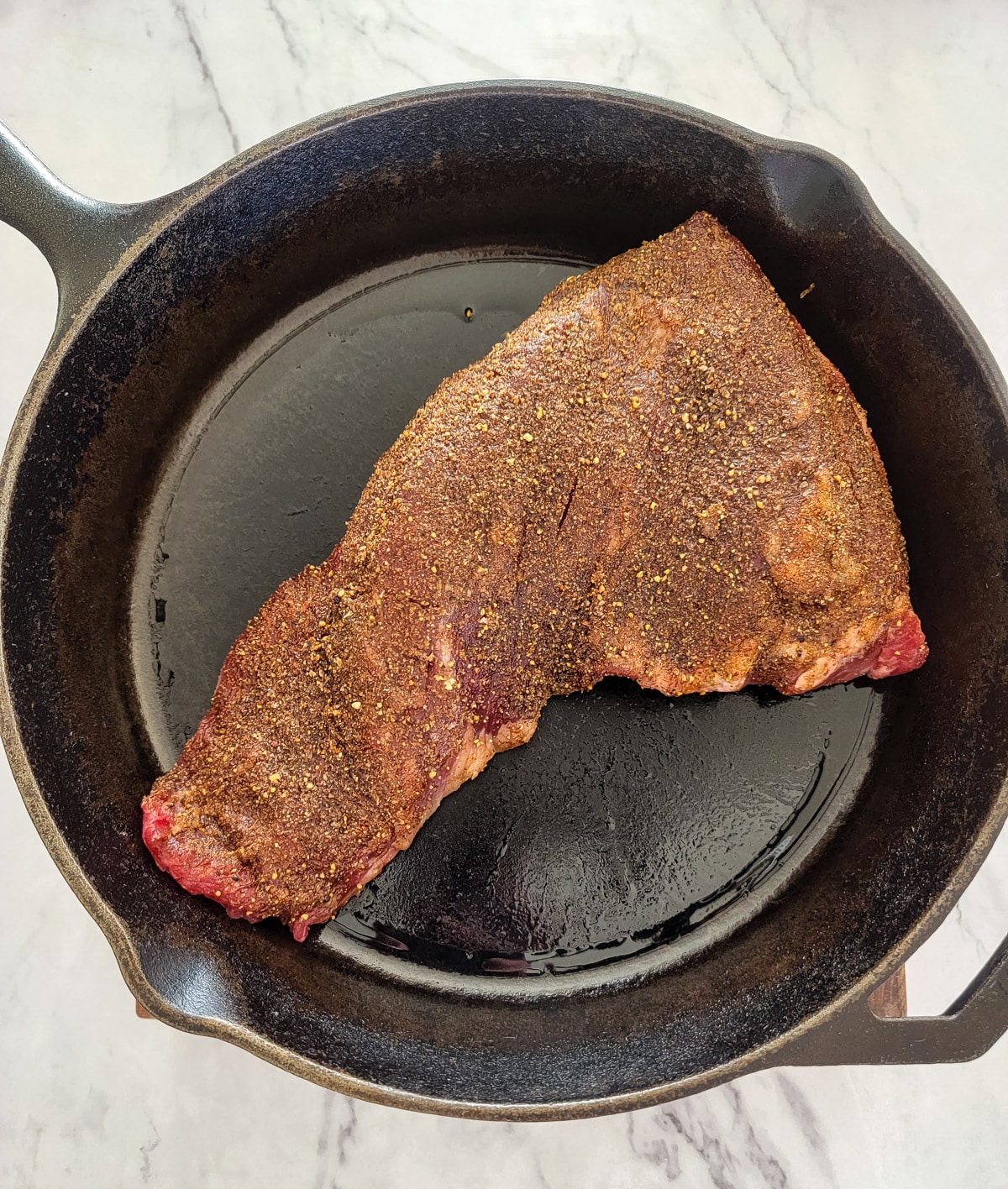 A seasoned tri-tip in a cast iron skillet