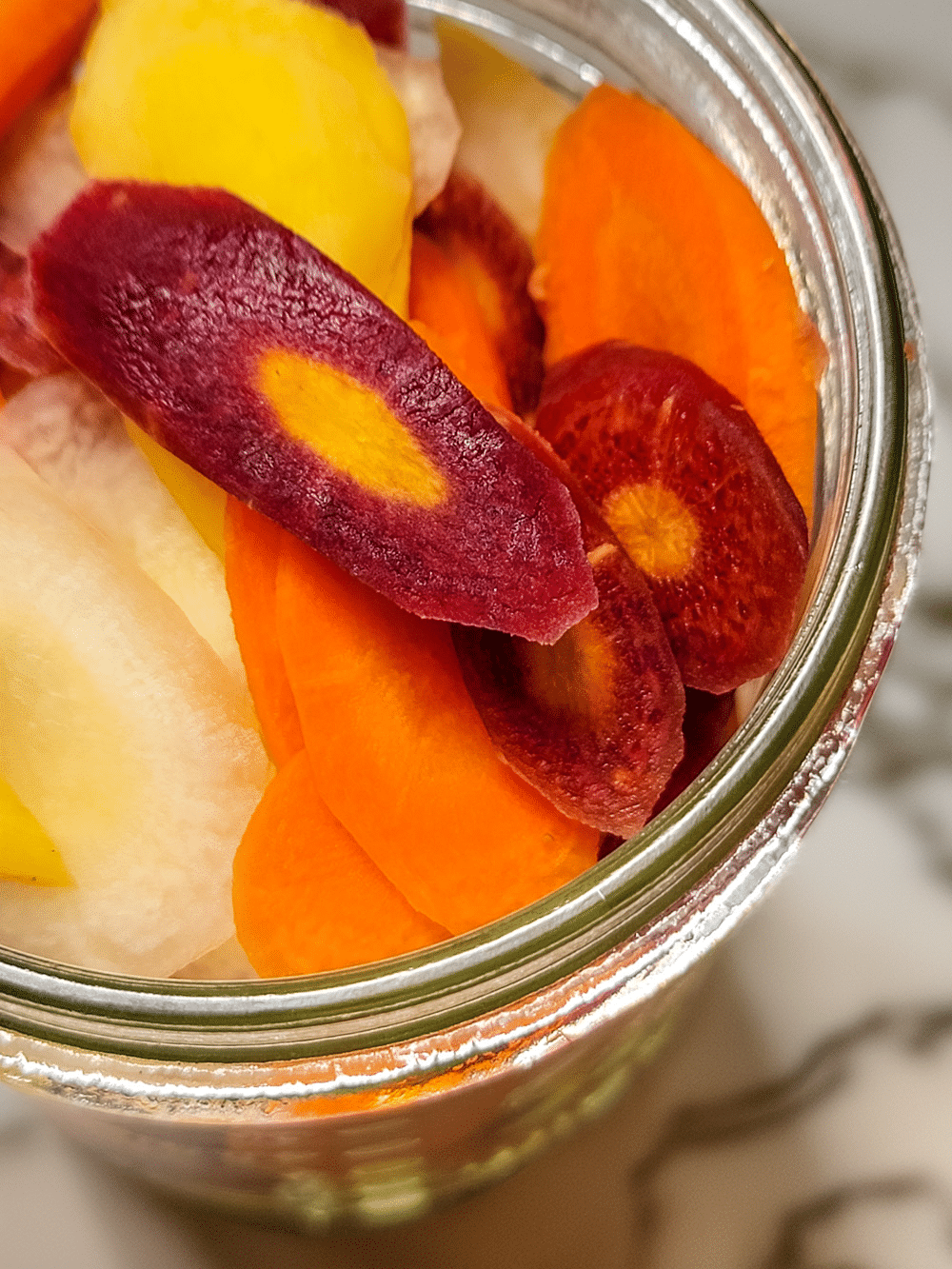 sliced carrots in the jar