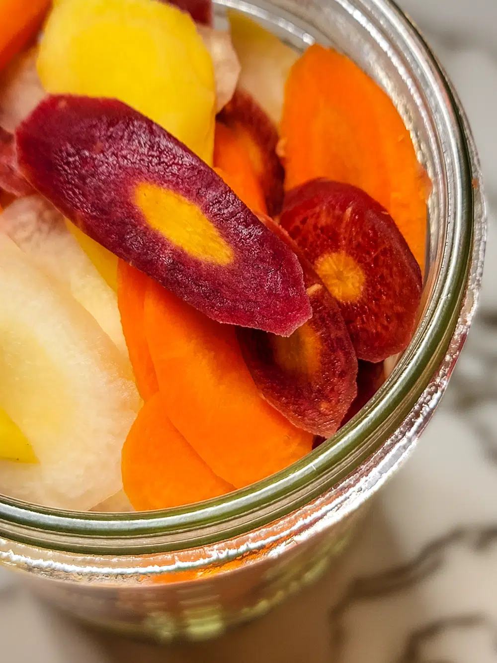 sliced carrots in the jar